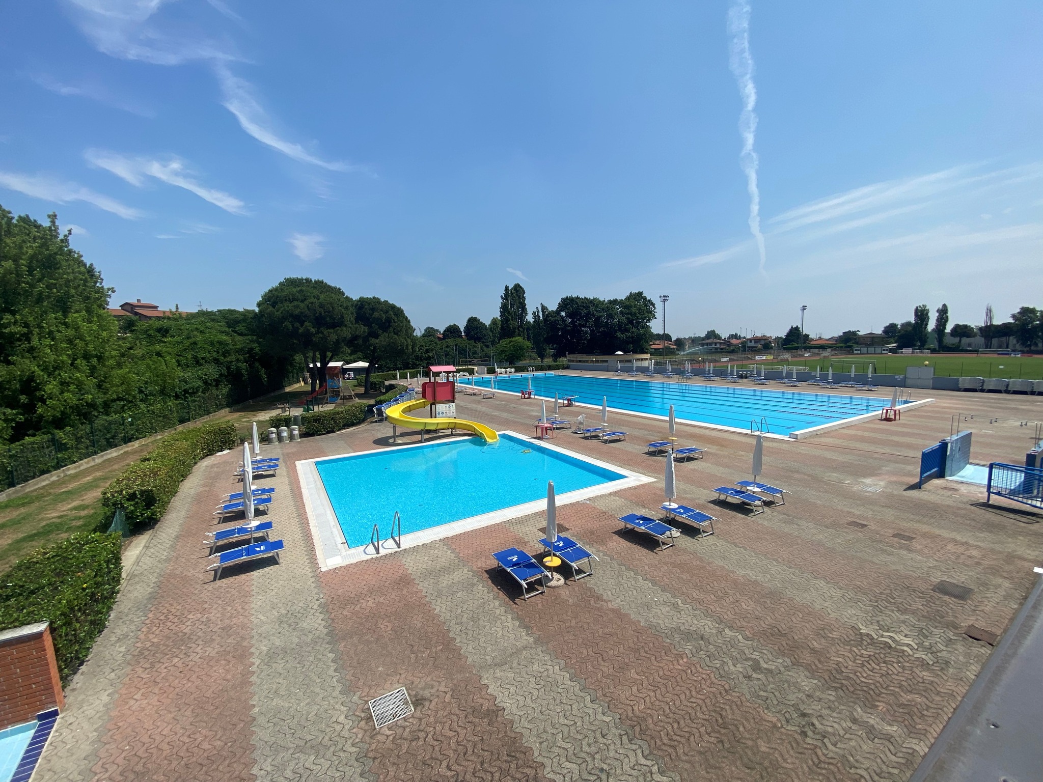 foto piscina estivo