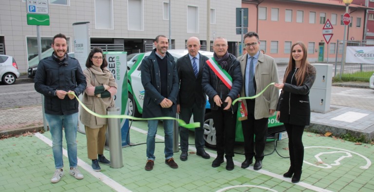 Taglio del nastro per la prima colonnina di ricarica pubblica targata Cogeser Energia